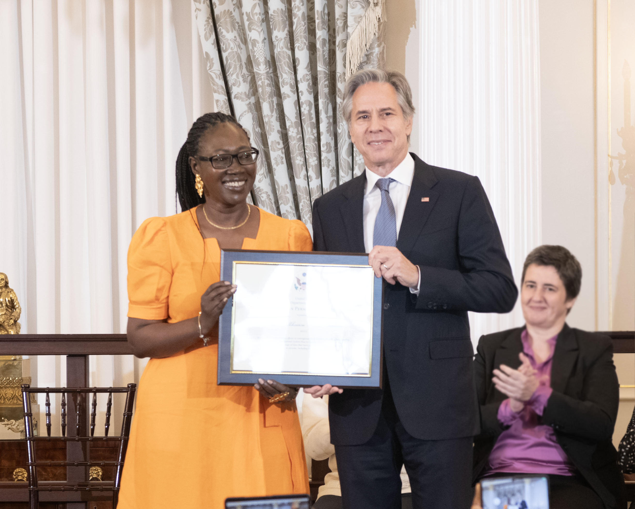 Communiqué de presse: La Magistrate Oumou Elkhairou Niaré Distinguée Héroïne de la Lutte Contre la Traite des Personnes 2024 pour son leadership exceptionnel